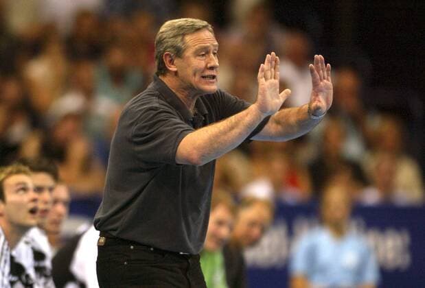 Trainer Zvonimir Serdarusic (Kiel) zeigt die verbleibende Zeit an Handball 1. BL Herren Saison 2005 2006, THW Kiel Einzelbild Hamburg