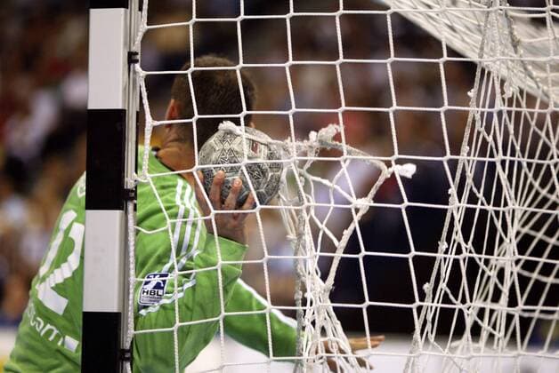 Torwart Henning Fritz (Kiel) holt den Ball aus dem Netz Handball 1. BL Herren Saison 2005 2006, THW Kiel Einzelbild Hamburg