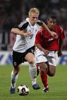 Mike Hanke (Deutschland U21, li.) vor Tom Soares (England U21) Fußball Länderspiel Herren U 21 Europameisterschaftsqualifikation 2005, Qualifikation, Länderspiel Gruppe Mainz Dynamik,