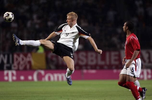 Mike Hanke (Deutschland U21, li.) artistisch, daneben staunt Anton Ferdinand (England U21) Fußball Länderspiel Herren U 21 Europameisterschaftsqualifikation 2005, Qualifikation, Länderspiel Gruppe Mainz Dynamik,