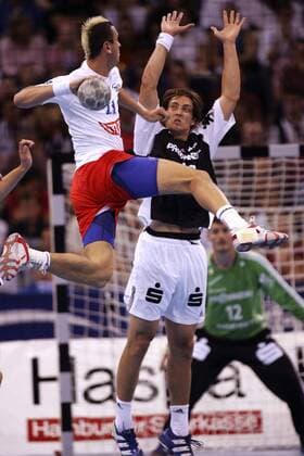 Pascal Hens (Hamburg, li.) - Sprungwurf gegen Marcus Ahlm (Kiel) Handball 1. BL Herren Saison 2005 2006, HSV Hamburg - THW Kiel 20:23 Gruppe Hamburg Dynamik, Höhe,