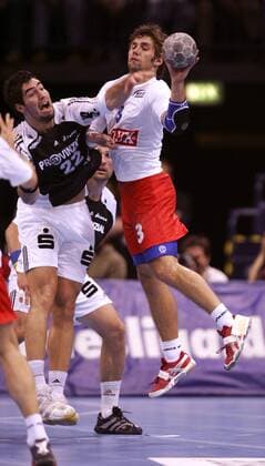 Stefan Schröder (Hamburg, re.) gegen Nikola Karabatic (Kiel) Handball 1. BL Herren Saison 2005 2006, HSV Hamburg - THW Kiel 20:23 Gruppe Hamburg Dynamik, Kampf,
