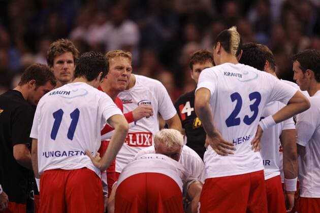Trainer Christian Fitzek (Hamburg, Mitte) gibt während einer Auszeit seinem Team Anweisungen Handball 1. BL Herren Saison 2005 2006, HSV Hamburg Gruppe Hamburg