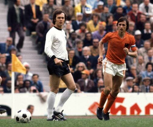 Franz Beckenbauer (li., BR Deutschland) und Johan Cruyff (Niederlande) schauen dem Ball hinterher Fußball WM Herren Weltmeisterschaft 1974, Länderspiel, Nationalmannschaft, Nationalteam, Nationaltrikot, Vdia Gruppe München