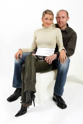 Jiri Stajner (Hannover 96) mit seiner Frau Lenka Fußball 1. BL Herren Saison 2005 2006, Hannover 96, Studio, Fotostudio, Studioshooting, Studiotermin, Studioaufnahme Gruppe Shooting, Fotoshooting, Fototermin Hannover