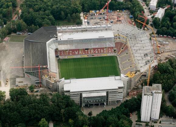 Luftaufnahme des Fritz Walter Stadions in Kaiserslautern, die Spielstätte der FIFA Weltmeisterschaft 2006 in Deutschland wird zur Zeit noch umgebaut Fußball 1. BL Herren Vorschau 2005 Weltmeisterschaft 2006, WM, 1. FC Kaiserslautern, Lautern, Bau, Bauarbeiten, Aufmacher Totale Betzenberg, Stadionumbau, Stadionausbau, Dach Kaiserslautern, Stadionsanierung, Dachkonstruktion