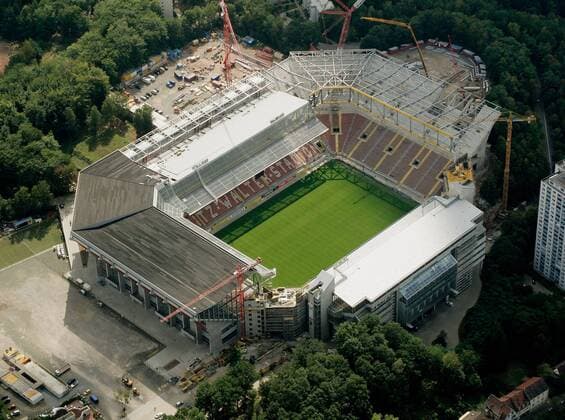 Luftaufnahme des Fritz Walter Stadions in Kaiserslautern, die Spielstätte der FIFA Weltmeisterschaft 2006 in Deutschland wird zur Zeit noch umgebaut Fußball 1. BL Herren Vorschau 2005 Weltmeisterschaft 2006, WM, 1. FC Kaiserslautern, Lautern, Bau, Bauarbeiten, Aufmacher Totale Betzenberg, Stadionumbau, Stadionausbau, Dach Kaiserslautern, Stadionsanierung, Dachkonstruktion