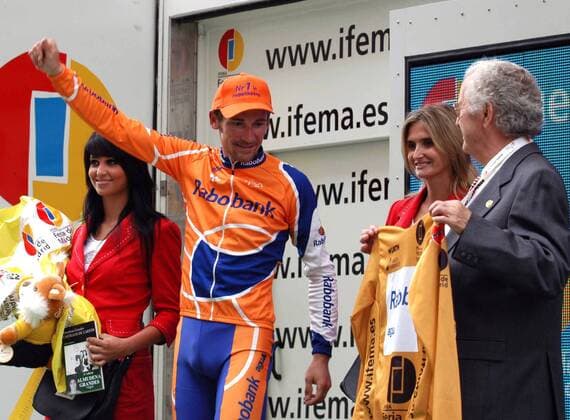 Dem Gesamtführenden der Vuelta 2005 Denis Menchov (Rußland Rabobank) wird während der Siegerehrung das goldene Trikot überreicht -  Radsport Herren Vuelta a Espana 2005, Spanienrundfahrt, ProTour, Straßenradsport, Straße, Rad Gruppe 12. Etappe: Logrono - Burgos