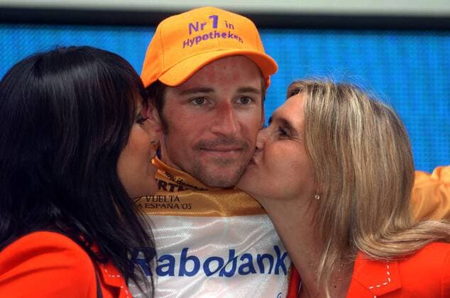 Denis Menchov (Rußland Rabobank) erhält während der Siegerehrung für das goldene Trikot Küßchen von den Hostessen -  Radsport Herren Vuelta a Espana 2005, Spanienrundfahrt, ProTour, Straßenradsport, Straße, Rad Gruppe 12. Etappe: Logrono - Burgos