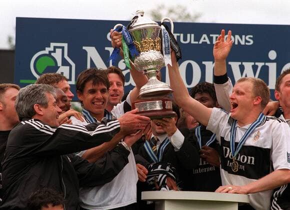 Fußball, Trainerhistorie FC Fulham von 1904 bis heute Fulham jubelt mit dem Meisterpokal der dritten englischen Liga, u.a. mit Trainer Kevin Keegan (li.) und Chris Coleman (2.v.li.) -  Fußball Herren English Second Division 1998 1999, Two, 2. Englische Liga, Fulham FC Gruppe London Glück, Harmonie, Begeisterung, Freude,