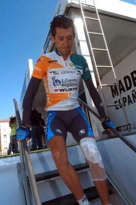 Roberto Heras (Spanien Liberty Seguros) hat sich bei einem Sturz am Knie verletzt -  Radsport Herren Vuelta A Espana 2005, Spanienrundfahrt, ProTour, Straßenradsport, Straße, Rad Einzelbild 13.Etappe: Burgos - Santuario de la Bien Aparecida
