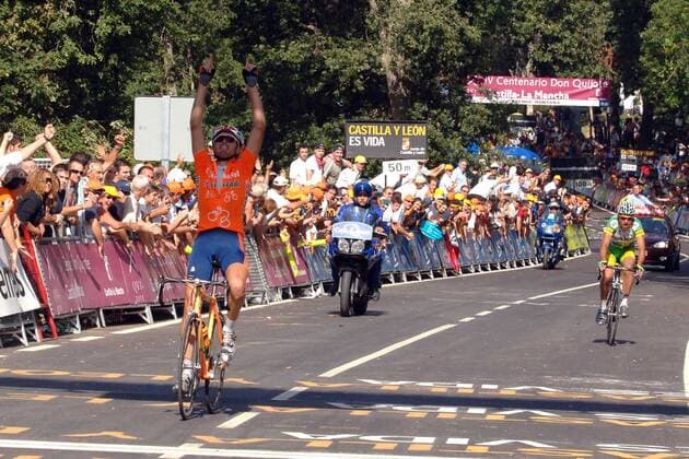 Samuel Sanchez Gonzales (Spanien Euskaltel Euskadi, li.) gewinnt die 13. Etappe der Vuelta a Espana 2005 vor Oscar Pereiro Sio (Spanien Phonak) -  Radsport Herren Vuelta a Espana 2005, Spanienrundfahrt, ProTour, Straßenradsport, Straße, Rad, Totale 13. Etappe Freude,