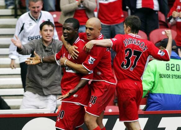 Ayegbini Yakubu (li.) wird von Massimo Maccarone (Mitte) und Adam Johnson (alle Middlesbrough) gefeiert -  Fußball Herren English Premier League 2005 2006, 1. Englische Liga, FC Middlesbrough Gruppe Middlesbrough Freude,