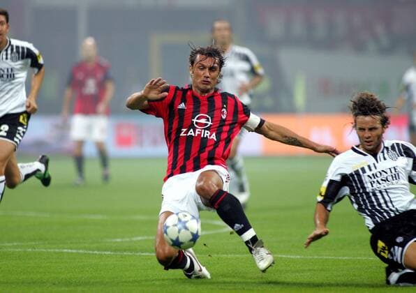 Paolo Maldini (Milan, li.) am Ball Fußball Herren Serie A 2005 2006, 1. Italienische Liga, AC Mailand - AC Siena 3:1 Gruppe Mailand Dynamik,
