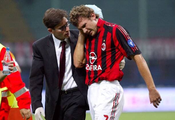 Andriy Shevchenko wird von Mannschaftsarzt Dr. Massimiliano Sala (beide Milan) behandelt Fußball Herren Serie A 2005 2006, 1. Italienische Liga, AC Mailand Gruppe Mailand