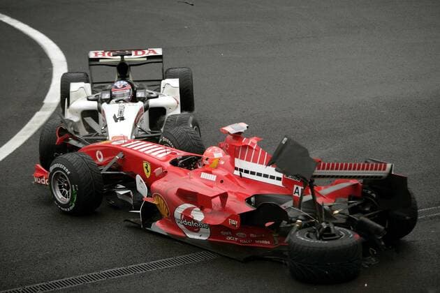 Takuma Sato (Japan BAR Honda, li.) verwickelt Michael Schumacher (Deutschland Ferrari) beim Großen Preis von Belgien 2005 in einen Unfall - beide scheiden aus (Serie 2 5) Motorsport Grand Prix Herren Großer Preis von Belgien 2005, Formel 1 Weltmeisterschaft, F1, F, GP, WM, Gruppe Saisonhighlight Spa-Francorchamps Dynamik,
