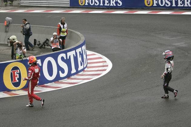 Takuma Sato (Japan BAR Honda, re.) verwickelt Michael Schumacher (Deutschland Ferrari) beim Großen Preis von Belgien 2005 in einen Unfall - beide scheiden aus (Serie 5 5), der Abgang der beide Kontrahenten ist ein dankbares Motiv für die Fotografen Motorsport Grand Prix Herren Großer Preis von Belgien 2005, Formel 1 Weltmeisterschaft, F1, F, GP, WM, Totale Spa-Francorchamps