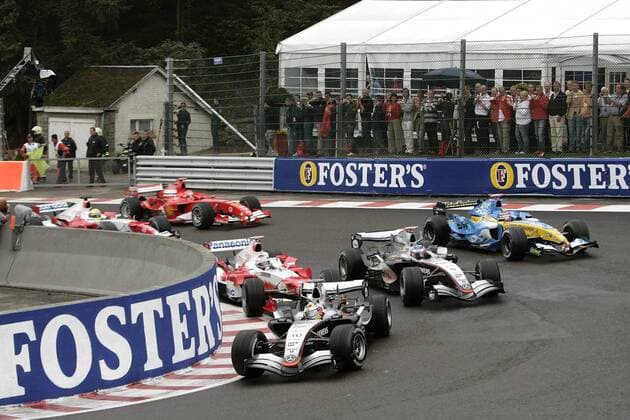 Juan Pablo Montoya (Kolumbien McLaren Mercedes) in der Kurve vor v. li.: Jarno Trulli (Italien Toyota), Kimi Räikkönen (Finnland McLaren Mercedes) und Fernando Alonso (Spanien Renault) Motorsport Grand Prix Herren Großer Preis von Belgien 2005, Formel 1 Weltmeisterschaft, F1, F, GP, WM, Gruppe Spa-Francorchamps