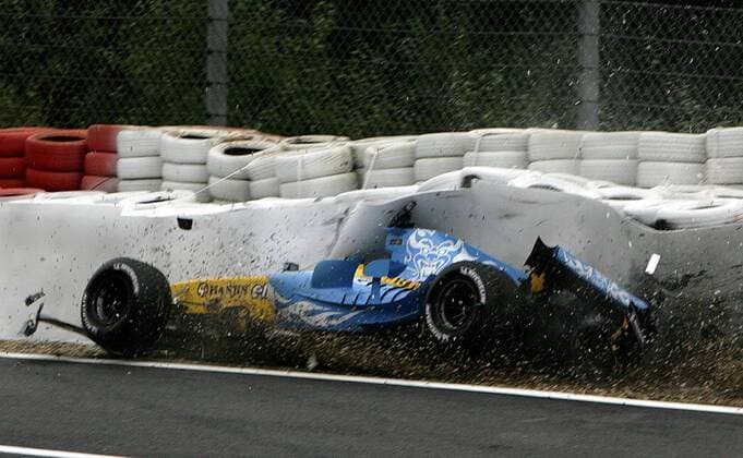 Giancarlo Fisichella (Italien Renault) fährt während des Großen Preises von Belgien 2005 in einen Reifenstapel und scheidet aus (Serie 2 7) Motorsport Grand Prix Herren Großer Preis von Belgien 2005, Formel 1 Weltmeisterschaft, F1, F, GP, WM, Einzelbild Spa-Francorchamps Dynamik,