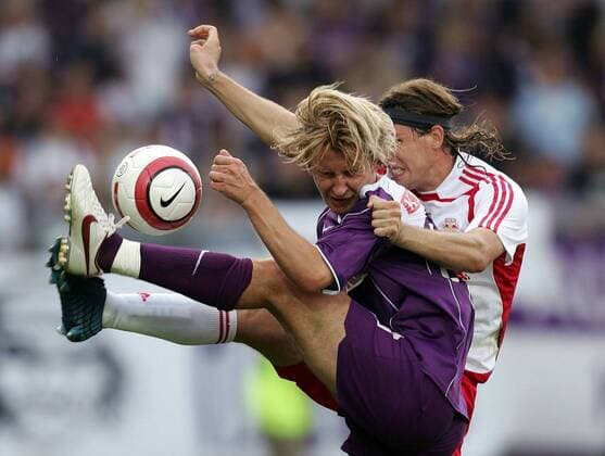 Nastija Ceh (Austria Wien, li.) gegen Ezequiel Alejo Carboni (Salzburg) Fußball Herren tmobileBundesliga 2005 2006, 1. Österreichische Liga, RedBull Gruppe Aufmacher, Nike Aerow 90 Salzburg Dynamik, Kampf,