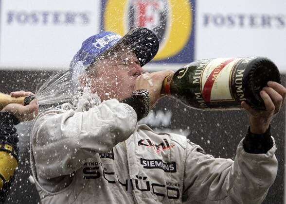 Kimi Räikkönen (Finnland McLaren Mercedes) - der Sieger des Großen Preises von Belgien 2005 genießt einen Schluck Sekt und die obligatorische Sektdusche Motorsport Grand Prix Herren Großer Preis von Belgien 2005, Formel 1 Weltmeisterschaft, F1, F, GP, WM Einzelbild o00 Alkohol Spa-Francorchamps Freude, Begeisterung,