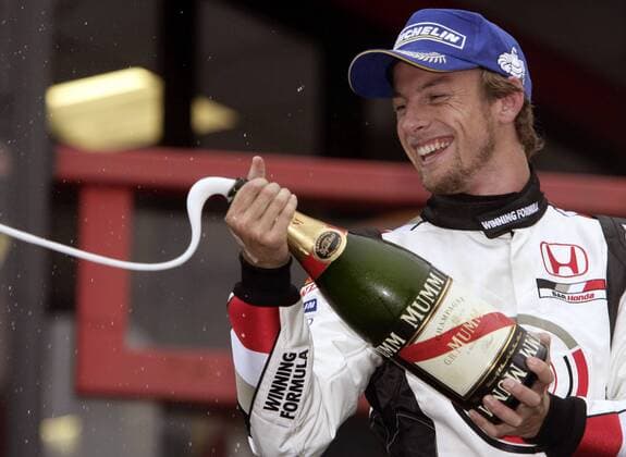 Jenson Button (Großbritannien BAR Honda) feiert seinen 3. Platz beim Großen Preis von Belgien während der Siegerehrung mit der obligatorischen Sektdusche Motorsport Grand Prix Herren Großer Preis von Belgien 2005, Formel 1 Weltmeisterschaft, F1, F, GP, WM Einzelbild Spa-Francorchamps Freude, Begeisterung,