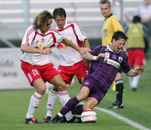Roland Linz (Austria Wien, re.) wird von Rene Aufhauser (li.) und Jürgen Pichorner (beide Salzburg) attackiert Fußball Herren tmobileBundesliga 2005 2006, 1. Österreichische Liga, RedBull Gruppe Salzburg Dynamik, Kampf,