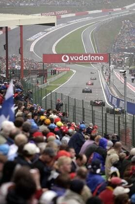 Zuschauer an der Start und Zielgeraden der Rennstrecke in Spa Francorchamps Motorsport Grand Prix Herren Großer Preis von Belgien 2005, Formel 1 Weltmeisterschaft, F1, F, GP, WM, Zuschauerperspektive, Totale Spa-Francorchamps