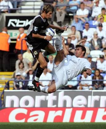 Morten Gamst Pedersen (Blackburn, li.) wird von Gary Speed (Bolton) attackiert -  Fußball Herren English Premier League 2005 2006, 1. Englische Liga, Bolton Wanderers - Blackburn Rovers 0:0 Gruppe London Höhe, Dynamik, Kampf,