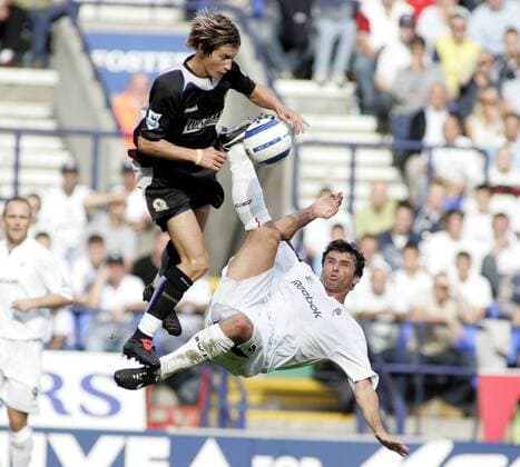 Gary Speed (Bolton, re.) - Fallrückzieher gegen Morten Gamst Pedersen (Blackburn) - EDITORIAL USE ONLY. No use with unauthorised audio, video, data, fixture lists, club league logos or live services. Online in-match use limited to 120 images, no video emulation. No use in betting, games or single club league player publications. Fußball Herren English Premier League 2005 2006, 1. Englische Liga, Blackburn Rovers Gruppe London Dynamik, Höhe, Kampf,
