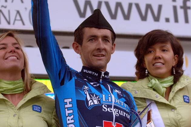 Roberto Heras (Spanien Liberty Seguros), Etappensieger der 15. Etappe der Vuelta 2005, jubelt bei der Siegerehrung -  Radsport Herren Vuelta a Espana 2005, Spanienrundfahrt, ProTour, Straßenradsport, Straße, Rad Gruppe 15. Etappe: Cangas de Onis - Valgrande Pajares Freude,