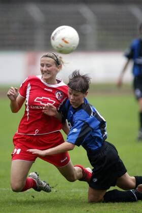 Anja Mittag (Potsdam, li.) gegen Yvonne Bärthel (FSV Frankfurt) Fußball 1. BL Damen Saison 2005 2006, Frauen, Frauenfußball, FSV Frankfurt - Turbine Potsdam 0:13 Gruppe Frankfurt M. Dynamik, Kampf,