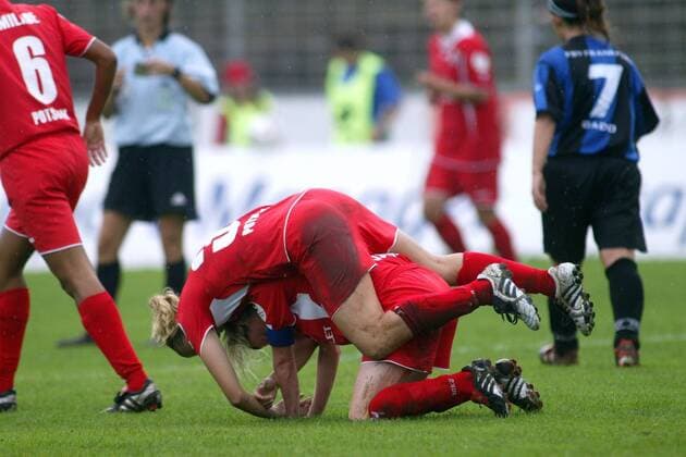 Anja Mittag jubelt mit Conny Pohlers (beide Potsdam) im Doppelpack Fußball 1. BL Damen Saison 2005 2006, Frauen, Frauenfußball, Turbine Potsdam Gruppe Frankfurt M. Freude, Begeisterung,