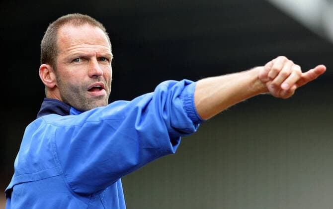 Trainer Holger Fach (Wolfsburg) gibt die Richtung vor Fußball 1. BL Herren DFB Pokal 2005 2006, Pokalspiel, VfL Wolfsburg Einzelbild Paderborn