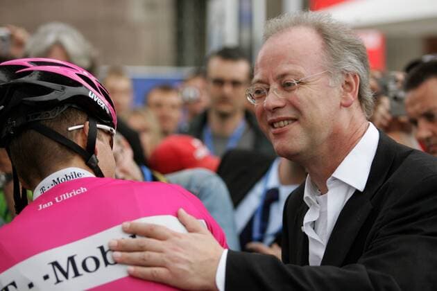 BDR Präsident Rudolf Scharping (re.) wünscht Jan Ullrich (beide Deutschland T Mobile) viel Erfolg Radsport Herren Rund um Nürnberg 2005, Straßenradsport, Straße, Rad Einzelbild Nürnberg Harmonie,