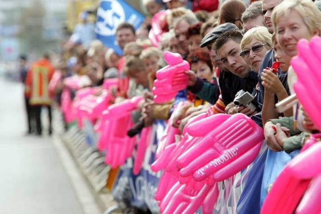 Die Zuschauer am Streckenrand bei Rund um Nürnberg 2005 warten mit T Mobile Riesenhänden auf die Aktiven Radsport Herren Rund um Nürnberg 2005, Straßenradsport, Straße, Rad Gruppe Nürnberg