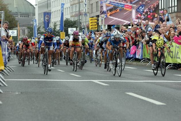 Zieldurchfahrt bei Rund um Nürnberg 2005 - Giorgia Bronzini (Nationalteam Italien Mitte) setzt sich im Fotofinish gegen Rochelle Gilmore (Team Safi Pasta, re.) und Oenone Wood (beide Australien Team Nürnberger) durch Radsport Damen Rund um Nürnberg 2005, Straßenradsport, Straße, Rad Totale Nürnberg