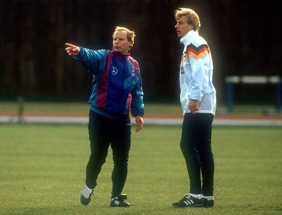 Bundestrainer Berti Vogts gibt Jürgen Klinsmann (beide Deutschland) Anweisungen Fußball EM Herren Europameisterschaft 1992, Nationalmannschaft, Nationalteam, Training Gruppe Atvidaberg
