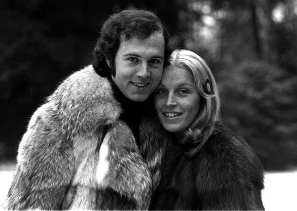 Franz Beckenbauer (Bayern, li.) mit seiner Frau Brigitte Fußball 1. BL Herren Saison 1972 1973, FC Bayern München, Shooting, Fotoshooting, Fototermin, Vsw Gruppe München Harmonie, Glück,