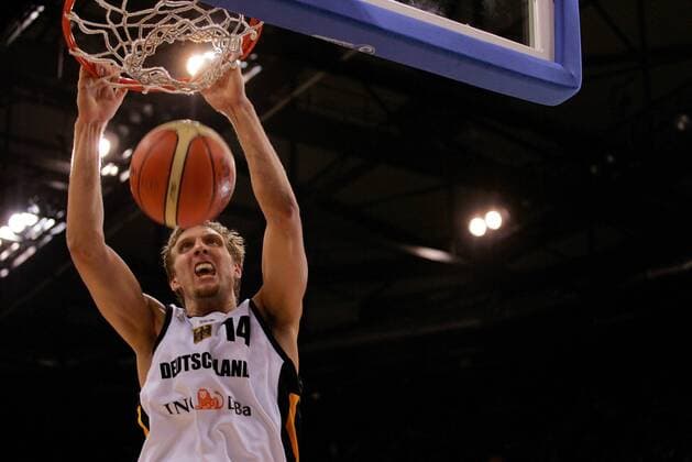Dirk Nowitzki (Deutschland) - Dunking Basketball Länderspiel Herren Freundschaftsspiel 2005, Länderspiel, Test, Testspiel, Nationalmannschaft, Nationalteam Einzelbild Hamburg Dynamik