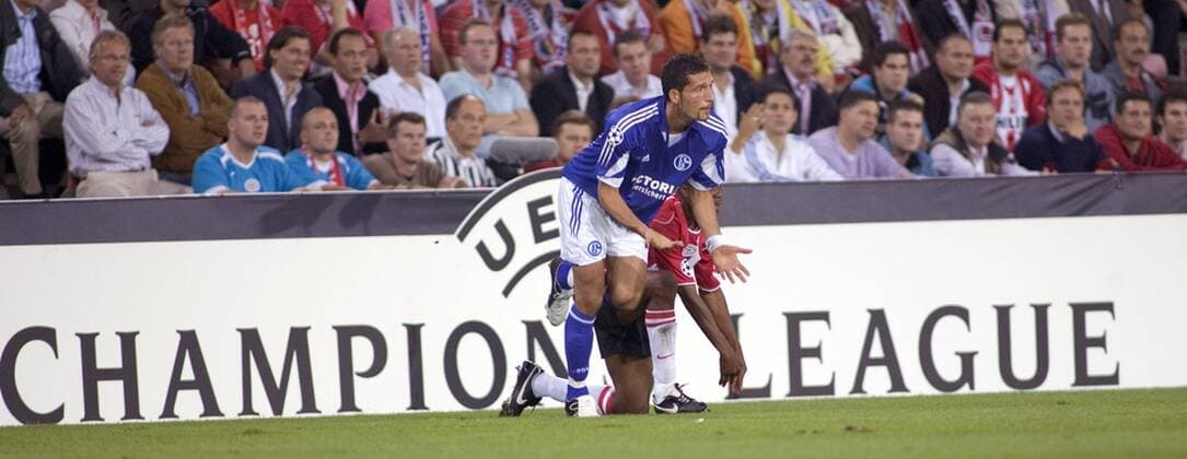 Kevin Kuranyi (Schalke, li.) gibt sich nach dem Foul an Addo (Eindhoven) unschuldig Fußball EC 1 Herren Champions League 2005 2006, PSV Eindhoven - FC Schalke 04 1:0 Gruppe Eindhoven