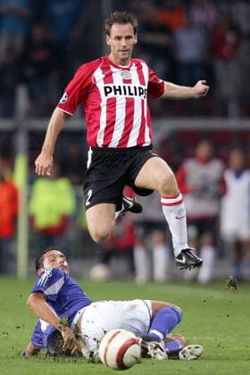 Andre Ooijer (Eindhoven) springt über Kevin Kuranyi (Schalke) -  Fußball EC 1 Herren Champions League 2005 2006, PSV Eindhoven - FC Schalke 04 1:0 Gruppe Eindhoven Dynamik, Kampf,
