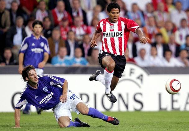 Michael Lamey (Eindhoven, re.) setzt sich gegen Mladen Krstajic (Schalke) durch -  Fußball EC 1 Herren Champions League 2005 2006, PSV Eindhoven - FC Schalke 04 1:0 Gruppe Eindhoven Dynamik,