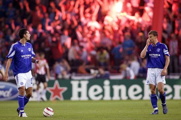 Kevin Kuranyi (li.) und Ebbe Sand (beide Schalke) sind durch die Stimmung der Fans von Eindhoven vor dem Anstoß leicht verunsichert Fußball EC 1 Herren Champions League 2005 2006, PSV Eindhoven - FC Schalke 04 1:0 Gruppe Eindhoven Enttäuschung,