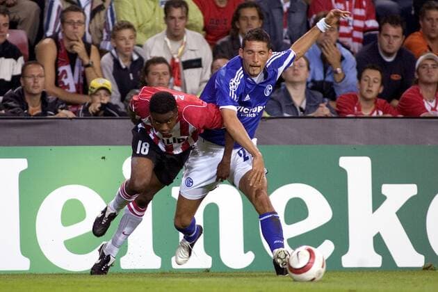 Eric Addo (Eindhoven, li.) gegen Kevin Kuranyi (Schalke) Fußball EC 1 Herren Champions League 2005 2006, PSV Eindhoven - FC Schalke 04 1:0 Gruppe Eindhoven Dynamik, Kampf