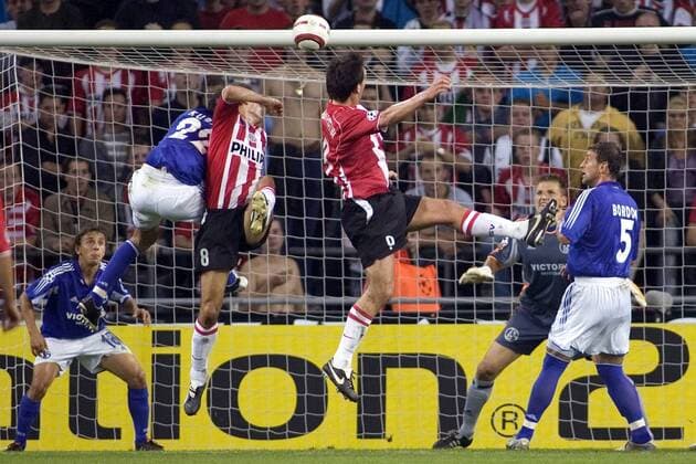 Jan Vennegoor of Hesselink (Eindhoven, 3.v.re.) erzielt per Kopfball das 1:0, Torwart Frank Rost und Marcelo Jose Bordon (re.) sind machtlos; daneben ein Zweikampf zwischen Kevin Kuranyi (2.v.li., alle Schalke) und Philip Cocu (Eindhoven) Fußball EC 1 Herren Champions League 2005 2006, PSV Eindhoven - FC Schalke 04 1:0 Gruppe Eindhoven Dynamik,