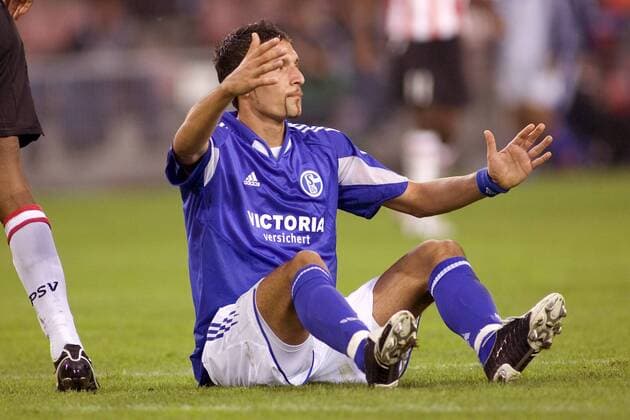 Kevin Kuranyi (Schalke) beschwert sich Fußball EC 1 Herren Champions League 2005 2006, FC Schalke 04 Einzelbild Eindhoven