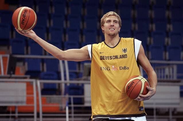 Dirk Nowitzki (Deutschland) kann es auch mit zwei Bällen Basketball EM Herren Europameisterschaft 2005, Training, Nationalmannschaft, Nationalteam Einzelbild Vrsac