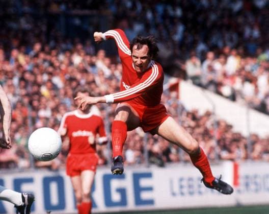 Franz Roth (Bayern) zieht ab Fußball 1. BL Herren Saison 1975 1976, FC Bayern München, Vdia Einzelbild Essen Dynamik,