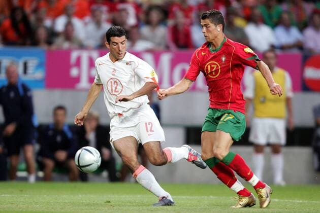 Christiano Ronaldo (Portugal, re.) gegen Roy Makaay (Niederlande) Fußball EM Herren Euro 2004, Europameisterschaft, Länderspiel, Halbfinale, Portugal - Holland 2:1 Gruppe Lissabon